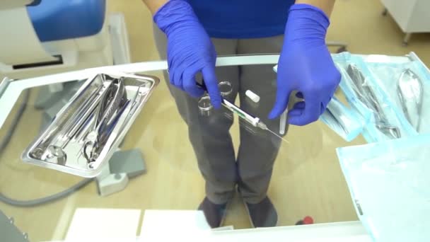 Ręka Powolnego Dentysty Rękawiczce Medycznej Dentysta Bierze Narzędzia — Wideo stockowe