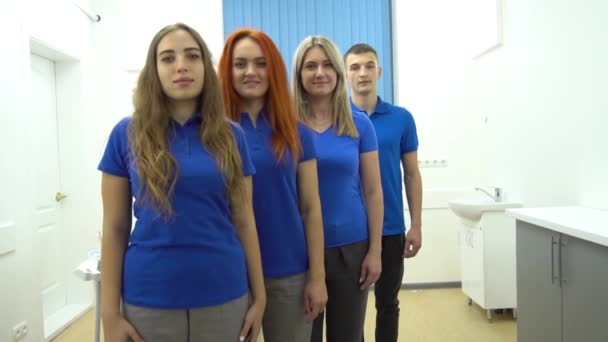Slow Motion Groep Van Jonge Tandartsen Hun Assistenten Staan Tandheelkundige — Stockvideo