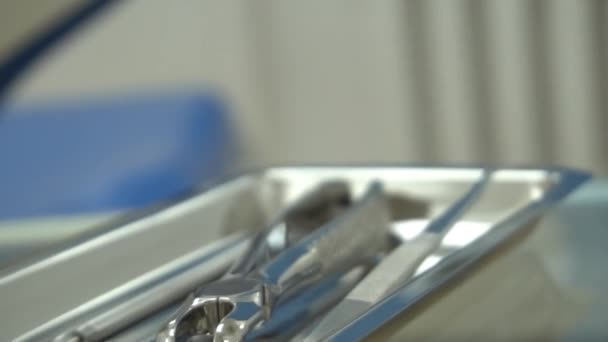 Professionelle Zahnärztliche Werkzeuge Einem Sterilen Medizinischen Licht — Stockvideo