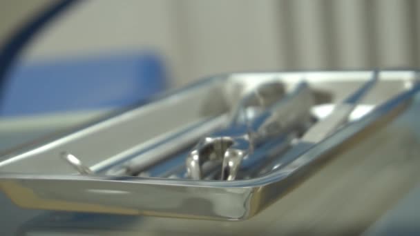 Slow Motion Metallic Tandartsgereedschap Close Een Tandartsstoel Tandartsenkliniek — Stockvideo