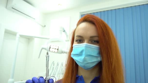 Yavaş Hareket Eden Diş Anestezisi Şırıngası Dişçinin Eline Makro Elektrik — Stok video