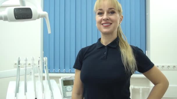 Portret Kobiety Dentysty Nowoczesnej Klinice Rozpyla Przodu — Wideo stockowe