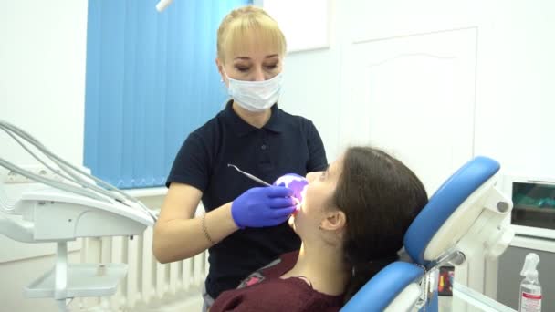 Doctora Joven Una Clínica Dental Dentista Sienta Gabinete Junto Silla — Vídeo de stock