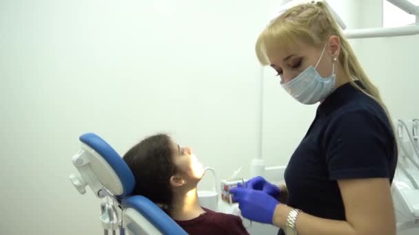 Europea Medio Satisfecho Dentista Mujer Mascarilla Trabajo Clínica Dental — Vídeo de stock