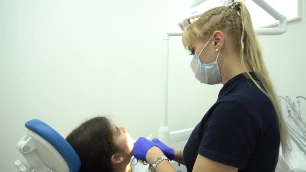 スローモーションヨーロッパのミッド歯医者女性で顔マスク作業で歯科クリニック — ストック動画