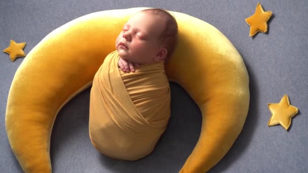 Novorozený Chlapeček Spí Žlutém Měsíci Vedle Bílých Hvězd Pletenině — Stock video