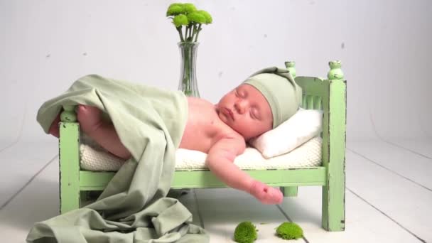 Slow Motion Newborn Newborn Boy Sleeps Basket Gray Green Colors — Stockvideo