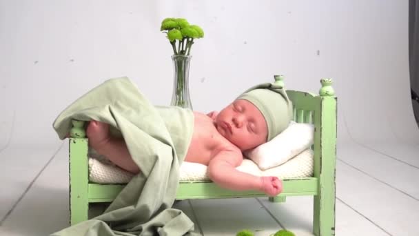 Slow Motion Ett Nyfött Barn Sover Babysäng Grabben Grön Blöja — Stockvideo