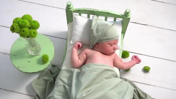 Gyönyörű Újszülött Kislány Fekszik Stilizált Zöld Ágyon Aranyos Portré Csecsemőről — Stock videók