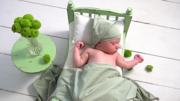 Lento Moción Lindo Bebé Niño Durmiendo Madera Cama — Vídeos de Stock