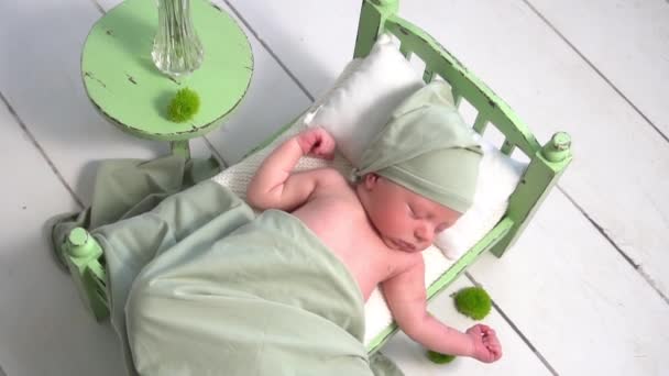 Pomalý Pohyb Novorozeně Klobouku Pokrytý Zelenou Přikrývkou Spí Posteli — Stock video
