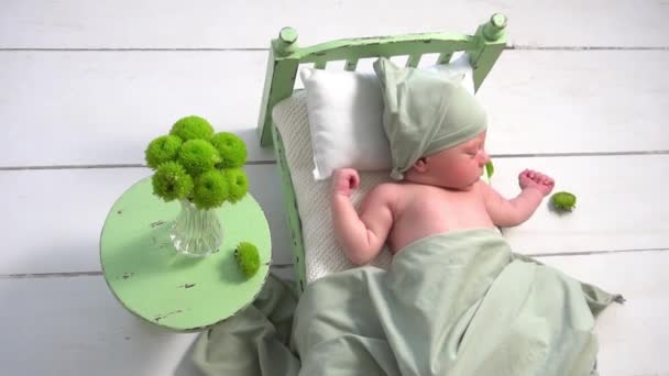 Zpomalený Pohyb Novorozence Bílých Barvách První Focení Novorozence — Stock video