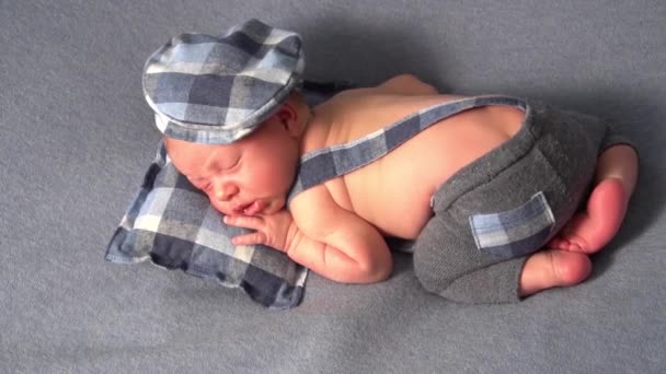 Повільний Рух Сплячий Новонароджений Хлопчик Перші Дні Життя — стокове відео