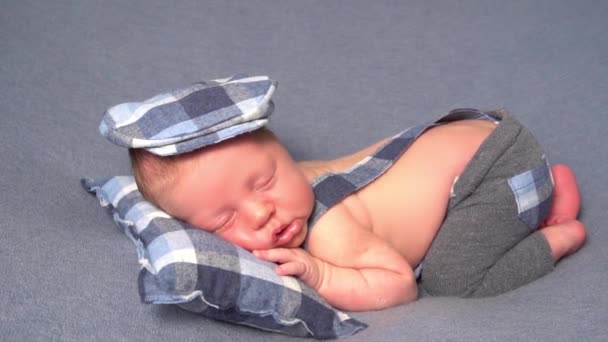 Movimento Lento Menino Recém Nascido Adormecido — Vídeo de Stock