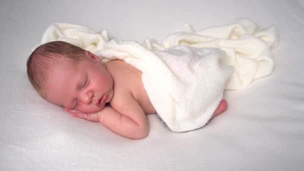 Menino Infantil Dormindo Sob Cobertor — Vídeo de Stock