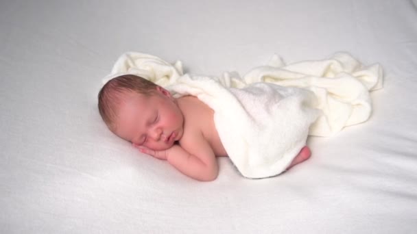 Het Slapende Pasgeboren Meisje Jongen Ligt Witte Achtergrond — Stockvideo