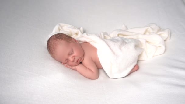 Slow Motion Nou Născut Copil Băiat Dormind Fundal Alb — Videoclip de stoc