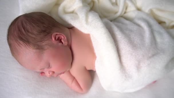 Zeitlupe Zartes Neugeborenes Schläft Auf Bauch — Stockvideo
