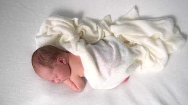 Neugeborenes Mädchen Lächelt Schlaf Zeitlupe — Stockvideo