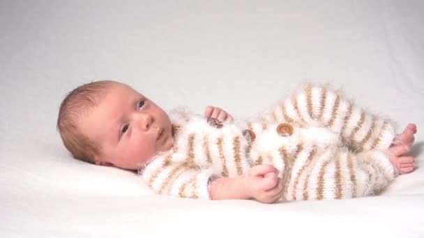 Schattige Slapende Pasgeboren Babyjongen — Stockvideo