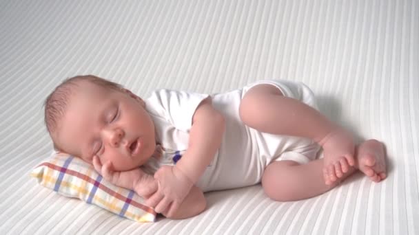 Nouveau Bébé Garçon Dormir Portant Costume Blanc Tenant Ses Mains — Video