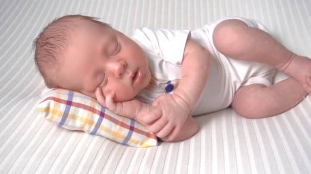 Slow Motion Affascinante Neonato Che Dorme Piccolo Cuscino — Video Stock