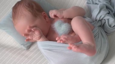 Slow Motion 7 günlük güzel bir bebeğin portresi.