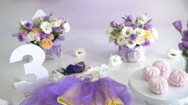 Slow Motion Girl 'ün elbisesi, tacı ve beyaz arka planda çiçekler.. 