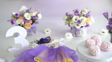 Slow Motion şifon kız elbisesi, çiçek tacının beyaz arka planı.. 