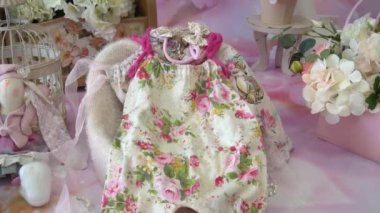 Bebek için Yavaş Hareket Giysileri. Bebek eşyaları arka planı