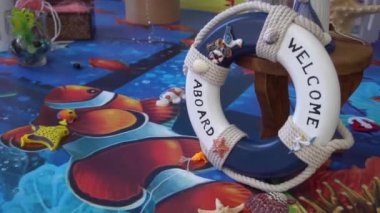 Deniz gezisi tarzında bir doğum günü dekoru. Bavullar ve çapa, can simidi, flaş