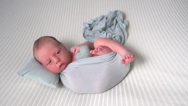Lächelndes Neugeborenes Schlafend Auf Weißer Decke — Stockvideo