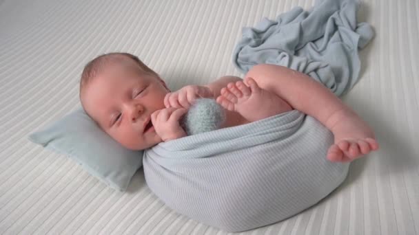 Slow Motion Slapende Pasgeboren Baby Een Wrap — Stockvideo