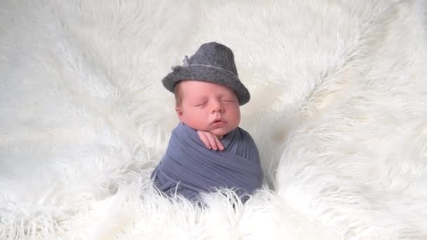 穿着蓝色针织连衣裙和帽子睡觉的新生儿 — 图库视频影像