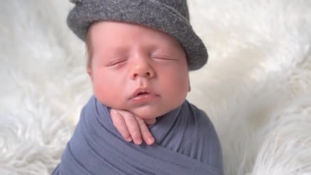 Niño Recién Nacido Durmiendo Sobre Fondo Piel Blanca Usando Sombrero — Vídeos de Stock