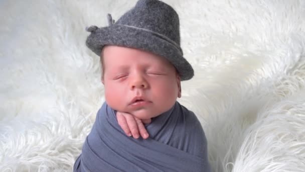 Liten Bebis Med Vacker Hatt Wrap Ligger Den Mjuka Fluffiga — Stockvideo