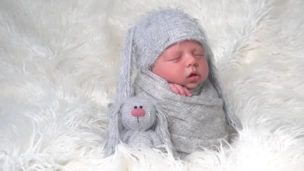 Newborn Baby Boy Sleeping White Fur Background Wearing Rnitted Hat — Stock Video