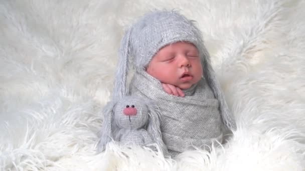 一个戴着一顶有耳朵的帽子睡觉的新生儿的慢动作肖像 — 图库视频影像