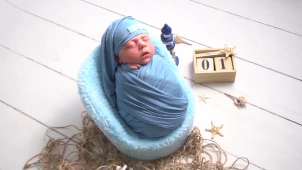 Νεογέννητο Αγοράκι Τυλιγμένο Μπλε Περιτύλιγμα Μπλε Γούνινη Κουβέρτα Μπλε Καλάθι — Αρχείο Βίντεο