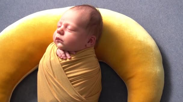 Nouveau Enfant Est Allongé Sur Une Couverture — Video