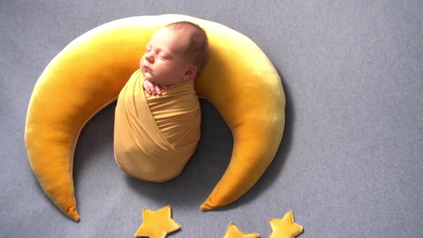 Zpomalený Pohyb Novorozený Chlapeček Malý Roztomilý Chlapec Dítě Měsíci — Stock video