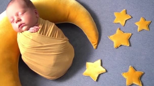 Zpomalený Pohyb Novorozený Chlapeček Malý Roztomilý Chlapec Dítě Měsíci — Stock video