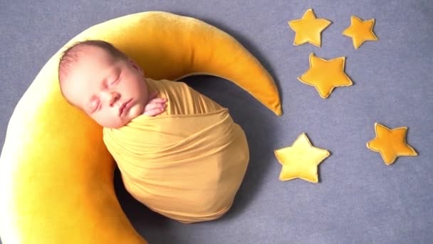 Bebê Recém Nascido Dorme Lua Meio Estrelas — Vídeo de Stock