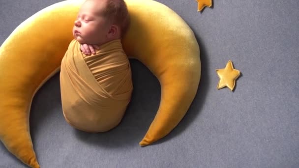 Νεογέννητο Αγοράκι Που Κοιμάται Σχήμα Φεγγαριού Και Ποζάρει Αστέρια Που — Αρχείο Βίντεο