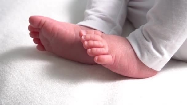 Babyfuß Kinderbetreuung Und Mutterschaftskonzept Minimalismus Und Ökologischer Lebensstil Mit — Stockvideo