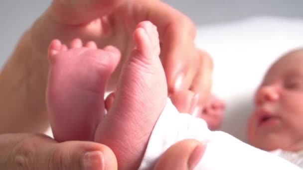 Rodič Drží Rukou Nohy Novorozence — Stock video