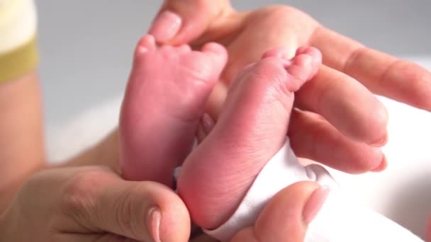 Mamma Håller Benen Ett Nyfött Barn Händerna Närbild Mammas Kärlek — Stockvideo