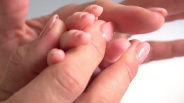 Mãe Segurando Seu Bebê Recém Nascido Pela Mão Pouco Amor — Vídeo de Stock