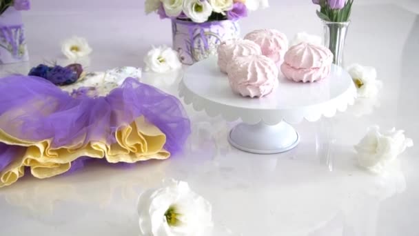 Slow Motion Baby Weißes Kleid Und Accessoires Blume Stirnband — Stockvideo