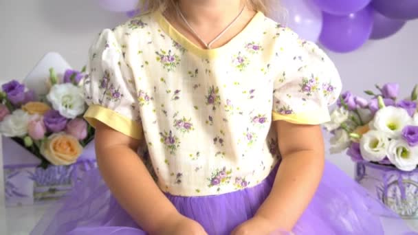 Αργή Κίνηση Ένα Μικρό Κορίτσι Γιορτάζει Γενέθλιά Της Στο Φόντο — Αρχείο Βίντεο